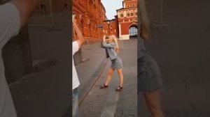 Девушка поглотила длинный шарик