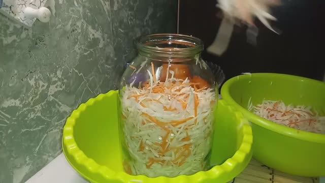 Сладкая?сочная?хрустящая! Простая капуста а такая Вкуснятина! (Через сутки уже можно кушать)