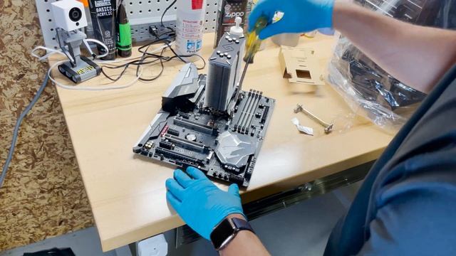 BUILDING MY GF A PC! (Part 2: Motherboard / CPU / CPU Fan) смотреть онлайн