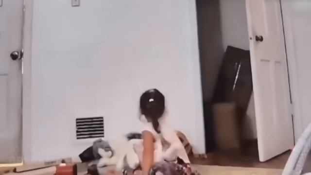 Nghi ngờ con mình bị ma ám người cha kiểm tra truyện tranh thì rợn cả người смотреть онлайн