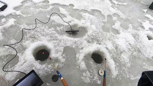 НЕ ЛЕЗЕТ В ЛУНКУ! Ловля на поплавок со льда. Карась зимой, рыбалка смотреть онлайн