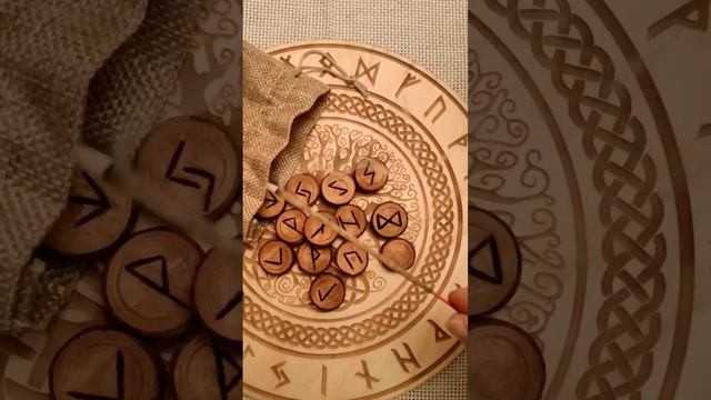 Руны придают нам сил, шепча свои тайны... смотреть онлайн