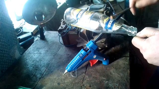 Как прибить стеклянную бутылку гвоздём к дереву. смотреть онлайн