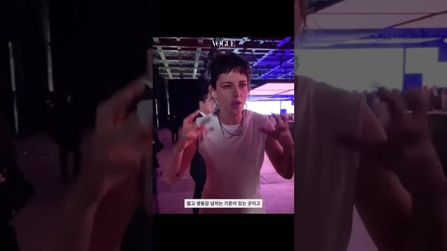 Kristen Stewart Interviews at the Chanel Show in Tokyo смотреть онлайн