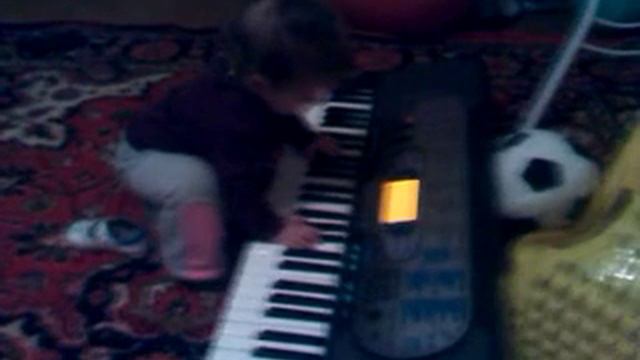 Alisa is playing my synth смотреть онлайн