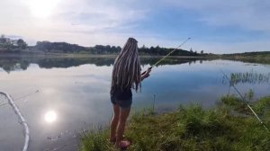 Попали на ДИКИЙ КЛЁВ большой рыбы!!! С Женой таскаем крупняк  из-под коряг и днём и ночью