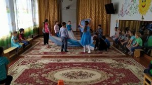 Танец с полотнами "Небо" в детском саду. Подготовительная группа. Репетиция