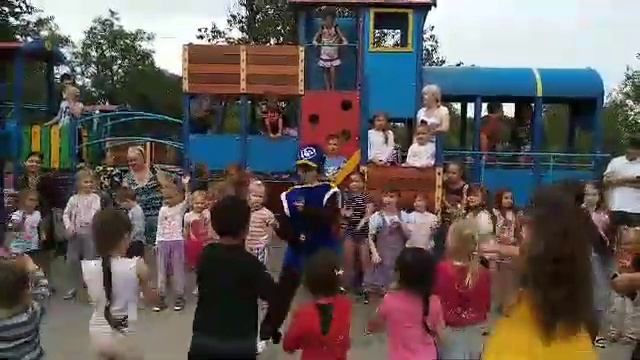 Зажигательные танцы аниматоров на массовый праздник смотреть онлайн