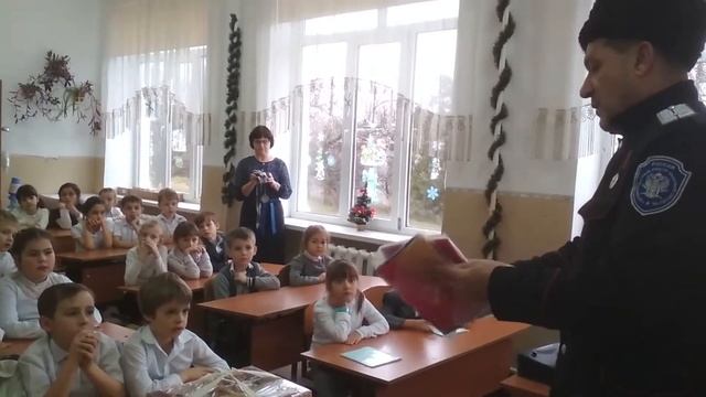 Анапа, школа в Варваровке. Казаки вручают подарки детям смотреть онлайн