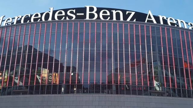 Mercedes Benz Arena en Mercedes Platz смотреть онлайн