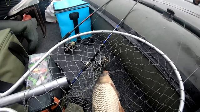 НАШЛИ КОРЯГУ С КРУПНЯКОМ, И НАЛОВИЛИ РЫБЫ! ловля сазана, рыбалка на зимний боковой кивок. смотреть онлайн