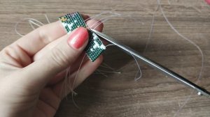 Как закрепить концы плетеного на станке браслета из бисера / Вариант застежки 1