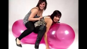 Девушки прыгают и надувают шарики №5