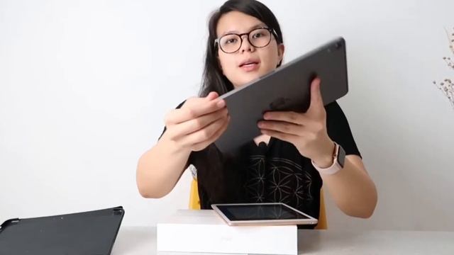 Unboxing for a friend: Apple iPad 8th gen, 128gb color gold + Logitech Bluetooth Keyboard K380 смотреть онлайн