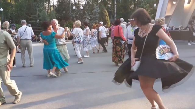 СЛАДКАЯ МОЯ! ТАНЦЫ В ПАРКЕ ГОРЬКОГО ХАРЬКОВ СЧАСТЛИВЫЕ ДНИ смотреть онлайн