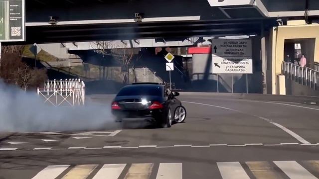 Раздали боком по городу на Mercedes Benz CLS63 AMG#mercedes #cls63amg #driving #amg #pernebaevbb