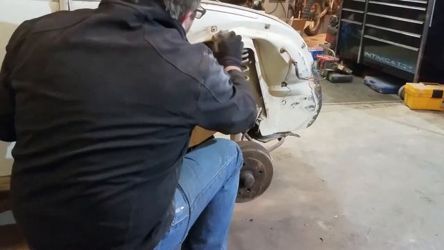 Day #6 - 71 VW Beetle Rust Removal and Undercoating - "Do it for MOM" смотреть онлайн