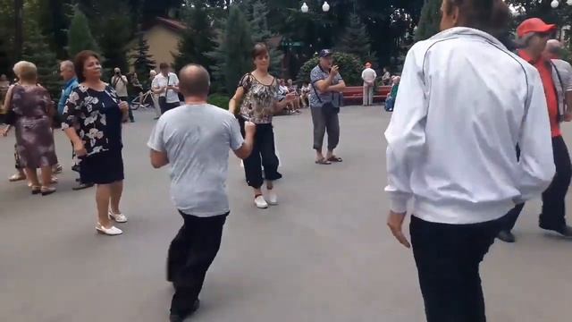 Провожал ты меня из тенистого сада!!!??Танцы в парке Горького!!!??Харьков 2021 смотреть онлайн
