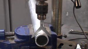 Как просверлить отверстие по центру трубы, специальный инструмент