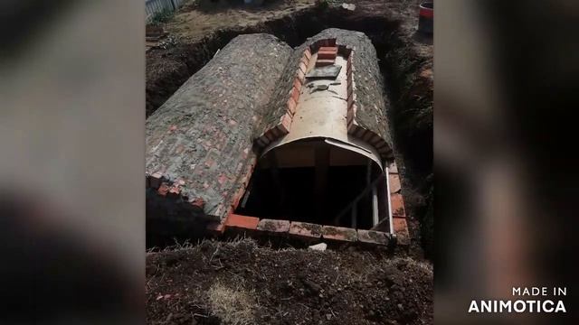 СТЕНЫ И ПОТОЛОК ИЗ КИРПИЧА!!! КАК МЫ ПОСТРОИЛИ НАШ ПОГРЕБ! смотреть онлайн