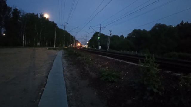 Высокая скорость! Прибывает электропоезд ЭД4М из колес летят искры смотреть онлайн