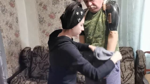 ВНУЧКА - ПОМОГАЕТ ОДЕТЬ ПРОТЕЗЫ И ФУТБОЛКУ смотреть онлайн