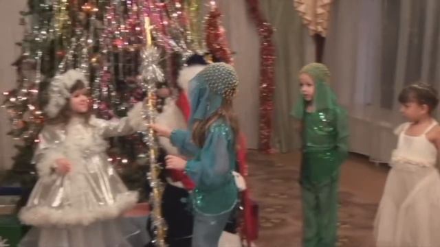 Новогодний утренник в детском саду Сценка подарки Деду Морозу смотреть онлайн