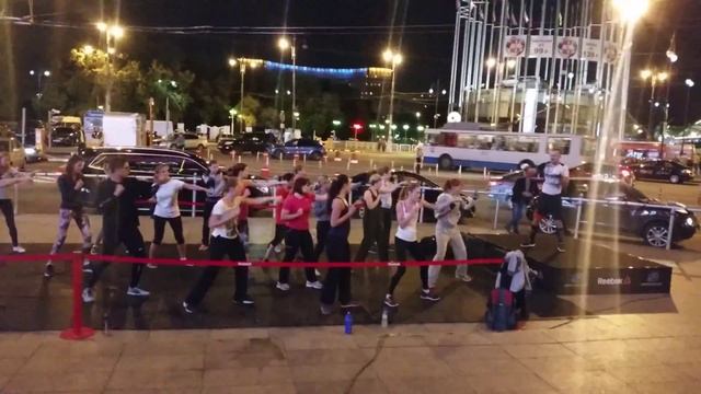 Фитнес танцы в Москве у ТЦ Европейский смотреть онлайн