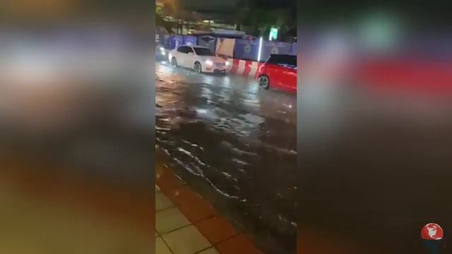Tourists in shock traffic stopped! The roads of Bangkok turned into rivers after heavy rains. смотреть онлайн