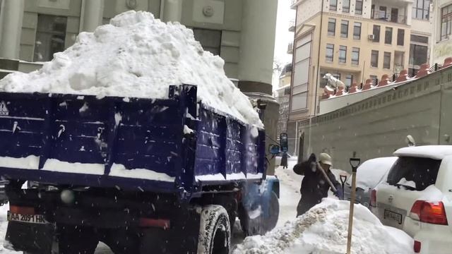 Уборка снега вручную,ручная уборка снега,расчистка снега,чистка снега,вывоз снега смотреть онлайн