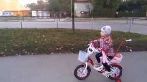 Милана катает куклу бебибон на велосипеде.Велосиденье для кукол.прогулка.Babyborn bicycle baby seat