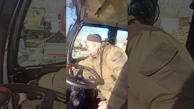 обзор экскаватора погрузчика BULL от Михалыча ! 2 часть! Обзор кабины смотреть онлайн