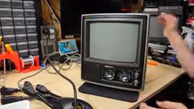 A very used up (and broken) Sony Trinitron from 1976 смотреть онлайн