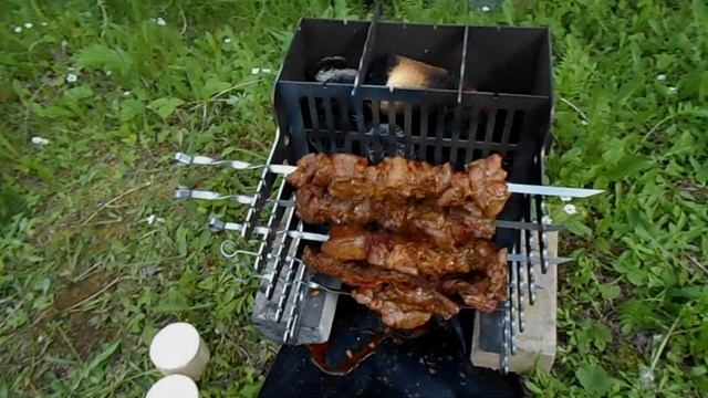 Приготовление шашлыка на вертикальном мангале "Энтузиаст" смотреть онлайн