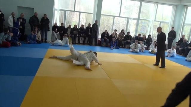 Довжик 3 схватка. Чемпионат ДЮСШ «Иппон» по дзюдо. 12 апреля 2014. смотреть онлайн