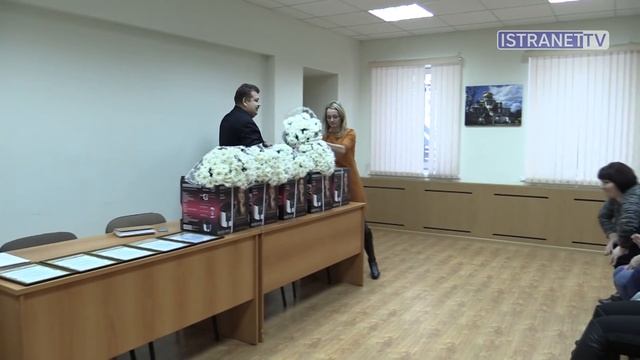 Многодетных мам поздравили в администрации смотреть онлайн