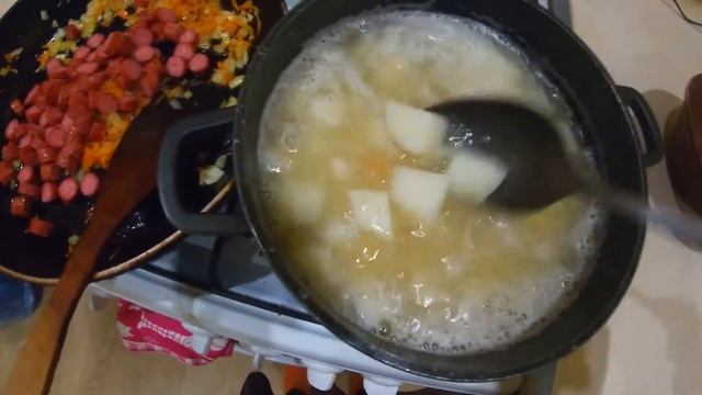 Суп гороховый с копчеными колбасками смотреть онлайн