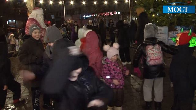 В Днепре на ж/м Победа дали старт празднованию Нового года смотреть онлайн