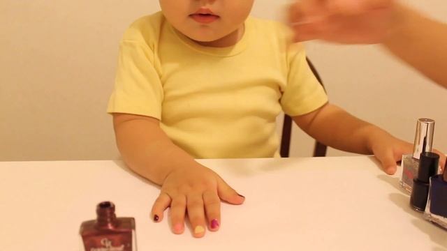 Красим ногти разными цветами лака We Paint Nails With Different Varnish Colors смотреть онлайн