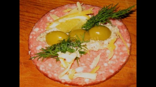ЗАКУСОЧНЫЕ РУЛЕТЫ ИЗ КОЛБАСЫ С СЫРОМ. ОЧЕНЬ ВКУСНАЯ ЗАКУСКА К ПРАЗДНИЧНОМУ СТОЛУ смотреть онлайн