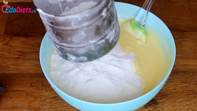 Классический бисквит в духовке - очень простой рецепт. Секрет пышного бисквита от Вкусняшка смотреть онлайн