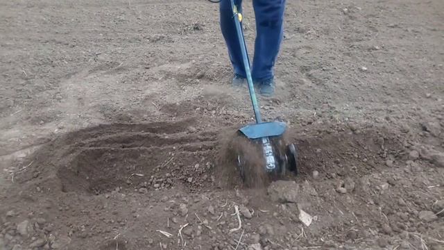 Окучиваем Са100+St725 между грядок. ⬅ Влево вправо ➡ крутим мотор летит земля. смотреть онлайн