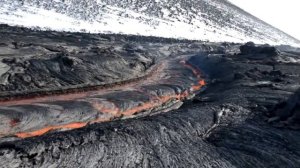 Ужасное извержение вулкана и лава. Сжигает все на своем пути. Дьявольский коктейль.