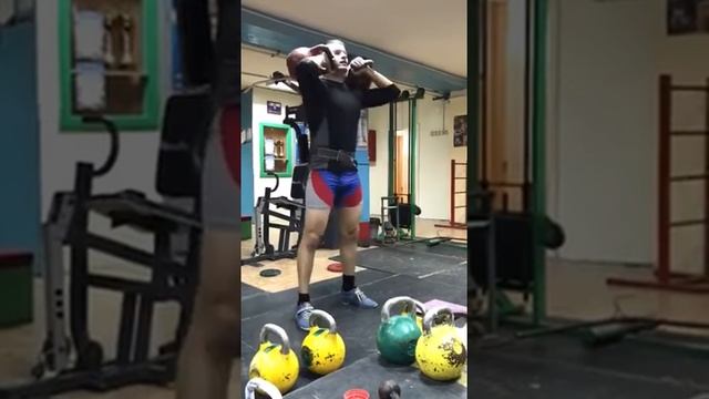 Фронтальный присед с гирями 32+32 на 25 раз смотреть онлайн