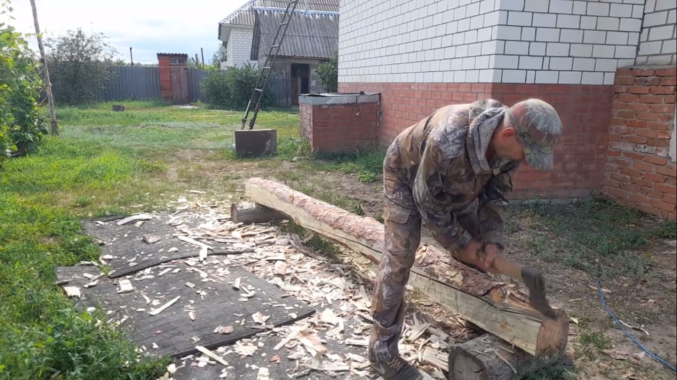 Дедовский способ тесания бревна | Как топором сделать брус из бревна?