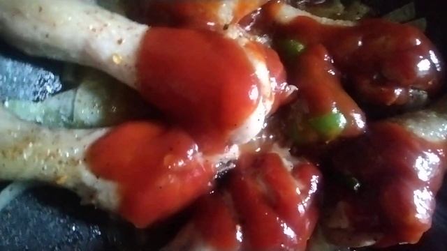 Готовлю куриные ножки с томатом и овощами в воге. смотреть онлайн