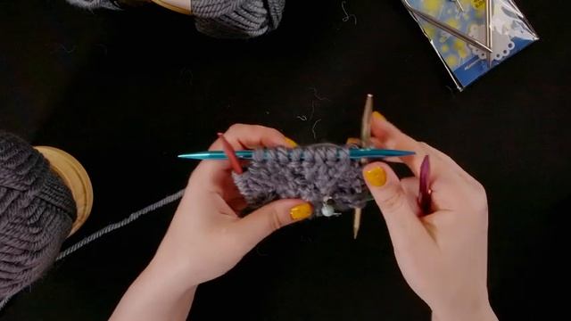 ЛЕНИВАЯ ШАПКА ОТ МАКУШКИ | Вязание спицами смотреть онлайн