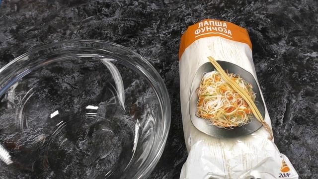 Салат из фунчозы с курицей и овощами смотреть онлайн