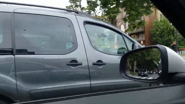 Милан, Италия. Манера езды по городу 09.05.17**1 смотреть онлайн