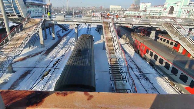 Электропоезд ЭД4М-0154 отправляется со станции Новосибирск-Главный смотреть онлайн